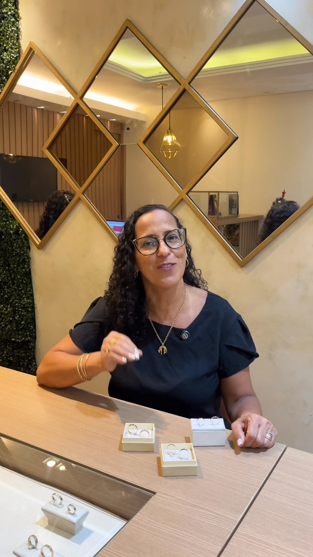 Criativo 1 — vendedora no balcão